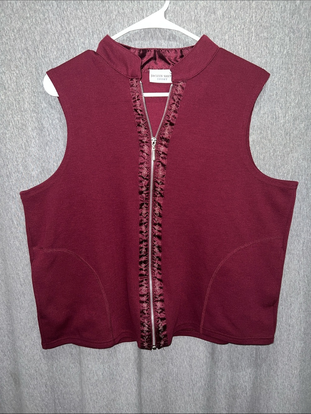 Jaclyn Smith Sport Wine Red Zip Front Sleeveless Crop Top XL Floral Trim Vest